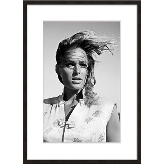 artissimo Bild mit Rahmen Bild gerahmt 51x71cm / schwarz-weiß Poster mit Rahmen Ursula Andress, James Bond: Ursula Andress schwarz