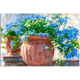 Wallario Outdoor-Poster für Garten oder Balkon Blaue Blumen in Einer Steinvase, Motivbanner Größe: ca. 60 x 90 cm, Outdoor-Bild