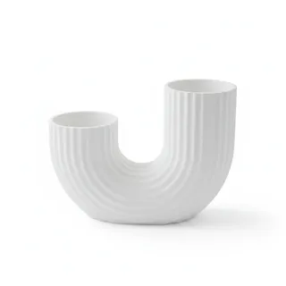 Moderne, Minimalistische Weiße Vase In U-form Mit Eleganter Gestalt