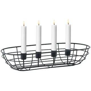 Moderner Adventskranz Beina handgefertigt aus Metall in Schwarz, 37 cm | Vier Aufnahmen für Stumpenkerzen machen den handgefertigten Adventskranz Beina aus lackiertem Metall saisonal einsetzbar.