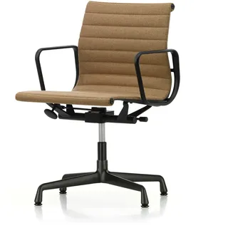 Vitra - EA 132 Bürostuhl mit Armlehnen drehbar, deep black / Cosy 2, papyrus (Filzgleiter)