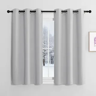 NICETOWN Verdunklungsvorhänge Ösen Gardinen Kurz Thermovorhang Kälteschutz | H120 x B107 cm, Hellgrau, 2er Set, Scheibengardinen Blickdicht, Wärmeschutzvorhang, Gardinen für Kleine Fenster, für Küche