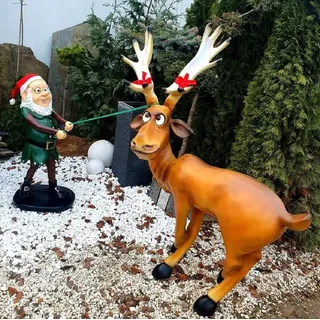 Casa Padrino Luxus Deko Skulpturen Set Weihnachtself mit Rentier Mehrfarbig - Weihnachts Deko Figuren - XXL Deko Skulpturen - XXL Deko Figuren - XXL Weihnachts Skulpturen