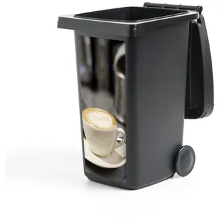 MuchoWow Wandsticker Eine Tasse Cappuccino steht auf dem Tresen (1 St), Mülleimer-aufkleber, Mülltonne, Sticker, Container, Abfalbehälter bunt 38 cm x 80 cm x 0.1 cm