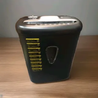 AmazonBasics Aktenvernichter Schwarz