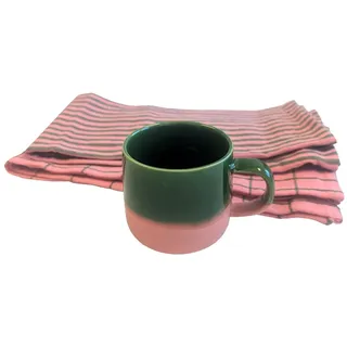 Set 3-teilig - Keramik-Tasse & 2 Geschirrtücher, Tasse für Kaffee, Tee, Kakao, Cappuccino Kaffeebecher aus Steingut - 390 ml, Geschirrtuch aus 100% Baumwolle, 50 x 70 cm. Farbe: Vintage Pink.