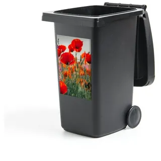 MuchoWow Wandsticker Mohn - Blumen - Rot - Lila - Wiese (1 St), Mülleimer-aufkleber, Mülltonne, Sticker, Container, Abfalbehälter bunt