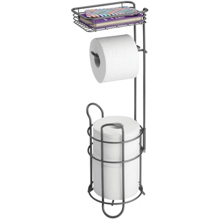 mDesign Klopapierhalter freistehend – stilvoller Toilettenpapierhalter aus Metall mit Ablage für Feuchttücher – mit praktischer Halterung für Zwei Ersatzrollen – grau