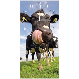 Wallario Wanduhr Lustige Kuh auf der Weide mit herausgestreckter Zunge (Glasuhr)