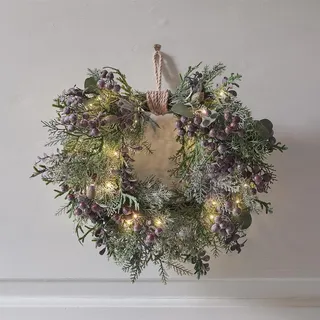 Light4fun Winterkranz mit 40 warmweißen LEDs beleuchtet | künstliches Tannengrün und lilafarben Beeren | Deko Weihnachten Herbst Halloween | Weihnachtsgirlande für Innen