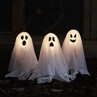 Lights4fun 3er-Set Halloween Geister Gespenster Ghosts | Stableuchten mit Erdspieß & Timer | Batteriebetrieben | Outdoor Außen Herbst Deko für Garten, Hof & Terrasse | (H) 40 x (B) 35 x (D) 8 cm