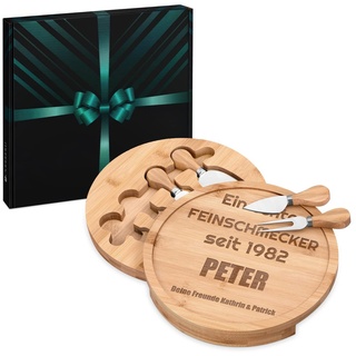 Maverton Käsebrett Servierplatte mit Gravur + 4er Käsemesser Set - aus Holz - Durchmesser: 25cm - Geschenke für Männer zum Geburtstag - Ein echter Feinschmecker