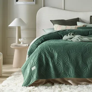 ROOM99 Feel Elegante Tagesdecke in Dunkelgrün 200 x 220 cm | Vielseitige Wohndecke als Bettüberwurf oder Sofaüberwurf Überwurfdecke für Bett und Sofa Steppdecke Bedspread Velvet Samt