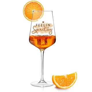 GRAVURZEILE Leonardo Aperol Glas mit UV-Druck - Feelin Spritzy - Personalisiert mit Namen - Geschenkidee für Aperol Spritz & Cocktail Liebhaber - Weinglas für Sangria & Lillet - Farbe: Puccini
