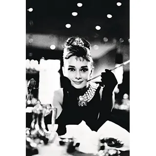 Close Up Audrey Hepburn Breakfast at Tiffany's Poster Premium Plakat (61 cm x 91,5 cm) + Ü-Poster