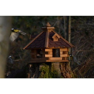 Dobar Rustikales XL-Vogelfutterhaus im Blockhaus-Stil mit rotem Bitumendach, Vogelhaus mit 6 Einfluglöchern