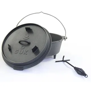 SOUK ONE Dutch Oven Set [6 L] - Eingebrannter Gusstopf mit Füßen Feuertopf aus Gusseisen mit praktischem Deckelheber und Edelstahl Untersetzer (6 Liter)