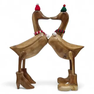 Kinaree Küssende Holz Enten mit Mütze & Schal – Handgefertigte Deko-Ente aus Bambus & Wurzelholz – Weihnachtliche Holzdeko Paar – Unikat Geschenkidee Winter Deko Figur Asien