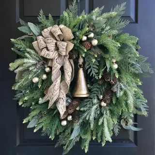 Weihnachtskranz Bauernhaus, Weihnachtsdeko Kranz Haustür,Türkranz Weihnachten, Weihnachtsgirlande mit Kiefer und Glocken, Künstliche Weihnachten Haustürkranz Aussen (50 * 50 cm)