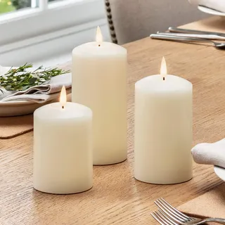 Lights4fun 3er-Set TruGlow® LED-Echtwachskerzen | warmweiße flackernde Flamme | mit Fernbedienung & Timerfunktion | Batteriebetriebene Stumpenkerzen | Valentinstag Ostern Weihnachten | Elfenbeinfarben