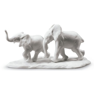 Casa Padrino Luxus Elefanten Figur / Skulptur Weiß 10 x H. 18 cm - Wohnzimmer Dekoration aus Feinstem Spanischen Porzellan