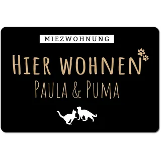 Fußmatte Katzen Personalisiert mit 2 Katzennamen | Miezwohnung Türvorleger mit Katzensilhouetten & Wunschtext | Geschenkidee für Katzenliebhaber – 60x40 cm, Rutschfest, Schwarz, Druck in Deutschland