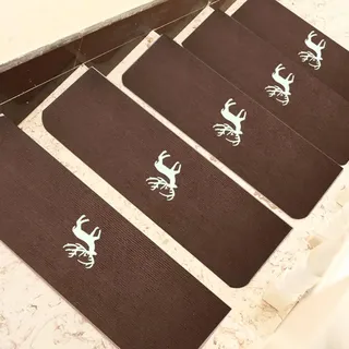 Hearda Treppenstufen Matten, Treppe Treppenteppich, Stufenmatten 5/10 Stück, Treppenteppich Selbstklebend, Antirutschmatte Innenbereich für Schutz Kinder, Ältere (5PCS-70CM,Brauner Hirsch)