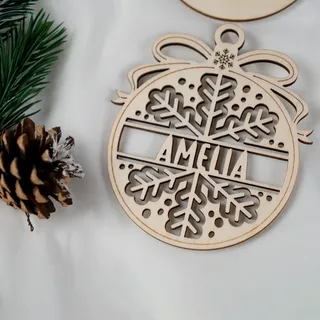 KIDSMOOD Personalisierte Weihnachtskugel aus Holz für Kinder und Familie - Christbaumschmuck aus Holz mit individuellem Namen - 2er Set