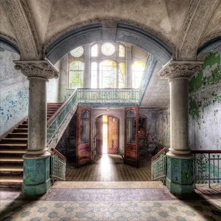 artissimo Bild aus Glas 50x50 cm Lost Places Beelitz Urbex AG4081A – modernes Glasbild Wandbild Quadratisch, Wanddeko Wohnzimmer, beige grün, industrial vintage