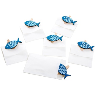 Logbuch-Verlag 12 mini Papiertüten weiß 7,5 x 10 cm + 12 blaue Holz Fische Klammern - maritime Verpackung Mitgebsel Gastgeschenk Taufe Kommunion