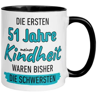 Momentals Tasse 51 Geburtstag Mann – „51 Jahre Kindheit“ – Geburtstagsgeschenk Männer, Gratis Versand · Links-&Rechtshänder · Spülmaschinenfest schwarz