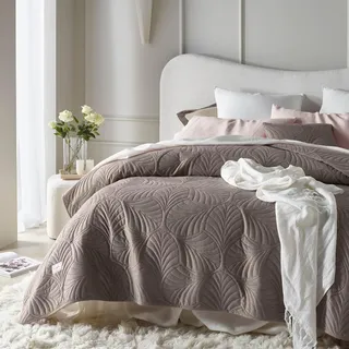 room99 Feel Elegante Tagesdecke in Braun 220 x 240 cm Vielseitige Wohndecke als Bettüberwurf oder Sofaüberwurf Überwurfdecke für Bett und Sofa Steppdecke Stil Ideal als Bedspread Velvet Samt