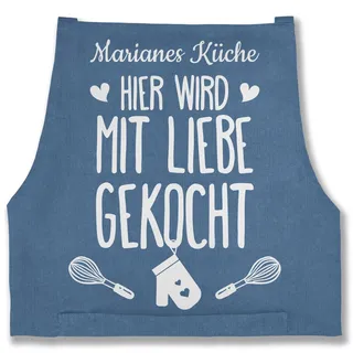Schürze - Kochschürze - Hier wird mit Liebe gekocht mit Name I Geschenk Kochen - 85x69 - Jeans Blau - personalisierte küchenschürze damen kochschuerze dame küche sprüche kochschürzen - 85x69