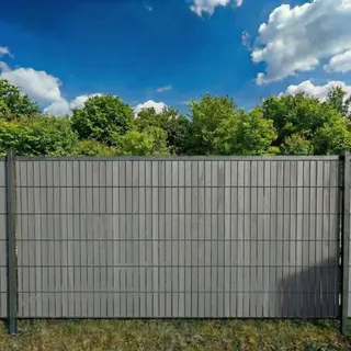 wodewa FLEXIO Sichtschutz Schiefer RAL 7016 830mm | vertikale Kunststoff Sichtschutzstreifen Doppelstabmattenzaun | 11 Streifen + 12 Clips 6/5/6 und 8/6/8 | Wetterfest | Made in Germany