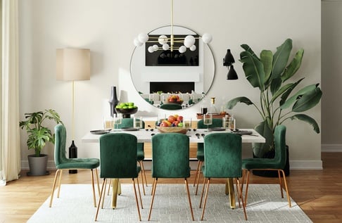 Gedeckter Tisch mit Stühlen, Zimmerpflanzen, Teppich, Lampe und Spiegel