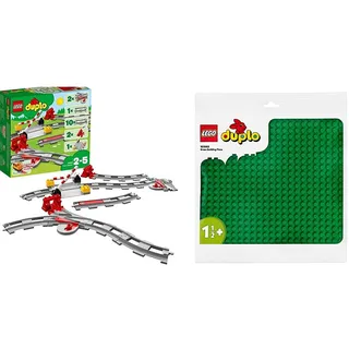 LEGO 10882 DUPLO Eisenbahn Schienen, Zugschienen-Bauset mit rotem Signalstein & 10980 DUPLO Bauplatte in Grün, Grundplatte für DUPLO Sets, Konstruktionsspielzeug für Kleinkinder, Mädchen und Jungen