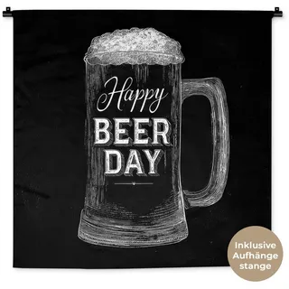 MuchoWow Wandteppich Bierkrug - Weiße Kreidebuchstaben - Happy beer day, Quadratisch, Höhe: 3 mm, Wandtuch für Wohnzimmer, Schlafzimmer, 90x90 cm Quadratisch | 90 cm x 90 cm x 3 mm