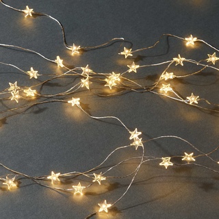 BUTLERS LED-Lichterkette mit Sternen 100 Lichter L 10m Drahtseil, Batteriebetrieben mit USB- und Timer-Funktion, warmweißes Licht -STAR LIGHTS- LED Weihnachtsbeleuchtung mit Sternen
