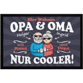 MoonWorks® Fußmatte Geschenk Hier wohnen Oma und Opa Großeltern lustige Geschenkidee Weihnachten personalisiert rutschfest & waschbar schwarz 60x40cm - 20 x 30 cm (Rechteckig)