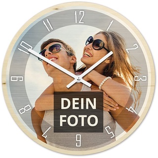 PhotoFancy® - Uhr mit Foto Bedrucken - Fotouhr aus Holz - Wanduhr mit eigenem Motiv selbst gestalten (26 cm rund, Design: Klassisch schwarz/Zeiger: weiß)
