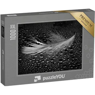 Puzzle 1000 Teile XXL „Leichte Feder inmitten von Wassertropfen, schwarz-weiß“ – aus der Puzzle-Kollektion Fotokunst