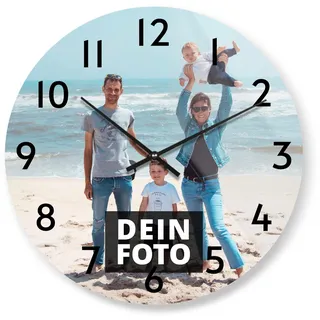 PhotoFancy® - Uhr mit Foto Bedrucken - Fotouhr aus Acrylglas - Wanduhr mit eigenem Motiv selbst gestalten (35 cm rund, Design: Klassisch schwarz/Zeiger: weiß)