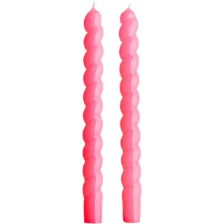 BUTLERS 2er Set Stabkerzen Paraffin - TWISTED - Brenndauer 3h | Farbe Pink - ø2 x H25 cm - Leuchterkerzen für festliche Tischdeko - Kronenkerzen für Esstisch & Sideboard