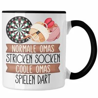 Trendation Tasse Darts Oma Tasse Geschenk Normale Omas Stricken Socken Coole Omas Spiel schwarz