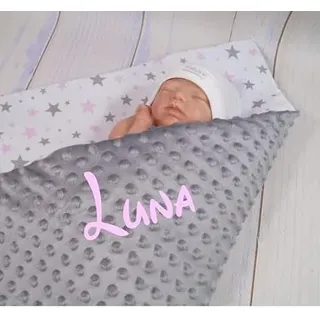 BotoBaby ★ Zweilagige Babydecke mit Namen und Datum Bestickt ★ Minky ★ Baumwolle ★ Füllung ★ (Grau - Sternen 2, 75 x 100 cm)