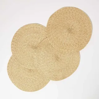 HOMESCAPES 4er-Set Tischsets gold 40cm, Platzsets rund geflochten, Platzmatten outdoor/indoor aus Recycling-Polyester