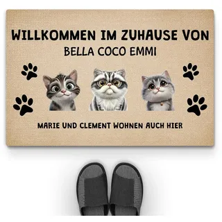 Geschenke Mall Personalisierte Fussmatte - Willkommen Bei ... Wohnen Auch Hier - Personalisierte Fußmatte, Fussmatte Mit Namen, Fussmatte Selbst Gestalten, Fussmatte Katzen Personalisiert (3 Katzen)