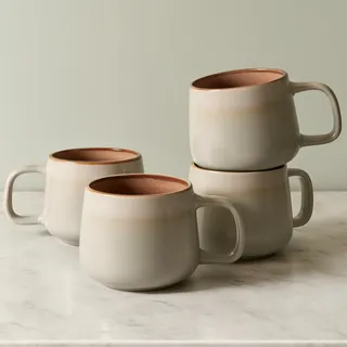 Ava Nord Keramik-Kaffeebecher 4er-Set, 340 ml – Steingut-Tassen im skandinavischen Design mit Henkel – Für Kaffee, Cappuccino & Tee, ideal für Zuhause oder Büro – Mikrowellen- & Spülmaschinengeeignet