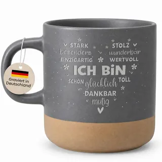 Ich bin stark stolz glücklich Tasse mit Gravur, motivierender Kaffeebecher für Frauen, Geburtstag, Muttertag, Geschenk Freundin, Kollegen Tasse, Steingut Grau - Henkel links