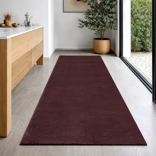 the carpet Relax Moderner Flauschiger Kurzflor Teppich, Anti-Rutsch Unterseite, Waschbar bis 30 Grad, Super Soft, Felloptik, Burgundy, Bordeauxrot, Weinrot, 80 x 300 cm